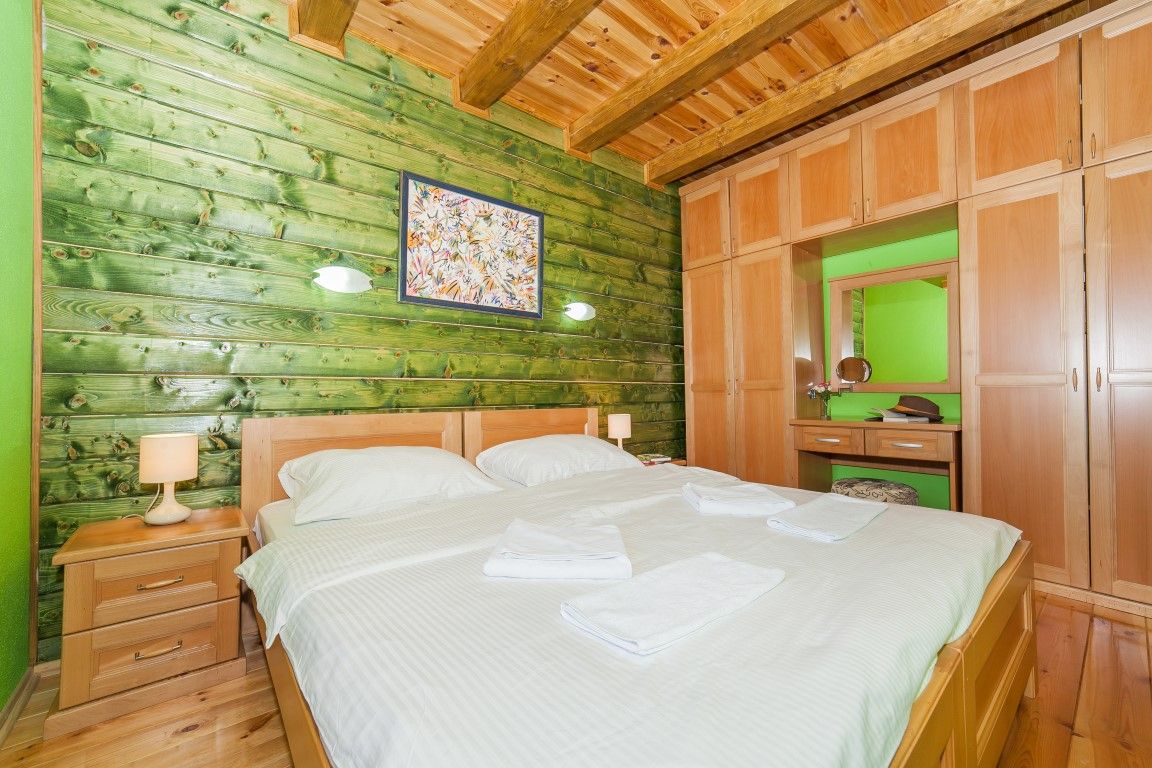 Deluxe One-Bedroom Cottage With Balcony